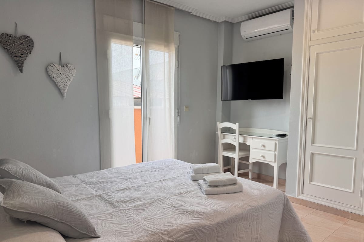 Phòng Superior | Bàn, khu vực làm việc phù hợp cho laptop