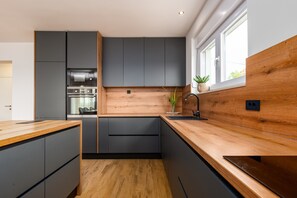 Réfrigérateur, four à micro-ondes, un four, lave-vaisselle