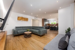 Televisión y chimenea 