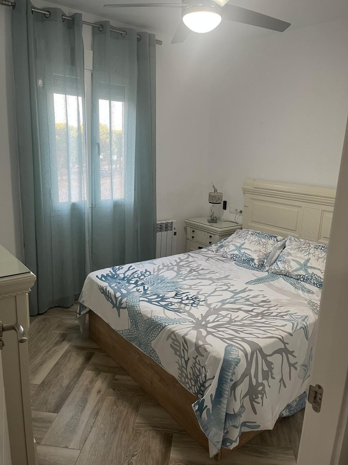 3 slaapkamers, een strijkplank/strijkijzer, gratis wifi, beddengoed