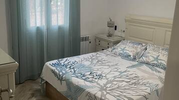 3 slaapkamers, een strijkplank/strijkijzer, gratis wifi, beddengoed