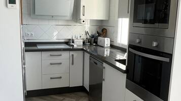 Een koelkast, een magnetron, een oven, een kookplaat