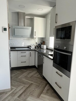 Jääkaappi, mikroaaltouuni, uuni, liesi