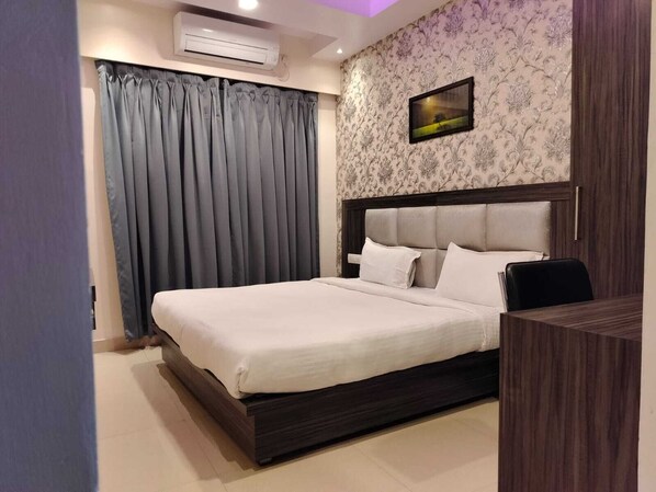 Deluxe Room | Free WiFi - Hotel Golden Crown (Varanasi)