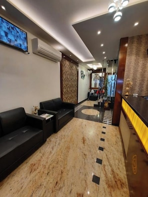 Living area - Hotel Golden Crown (Varanasi)
