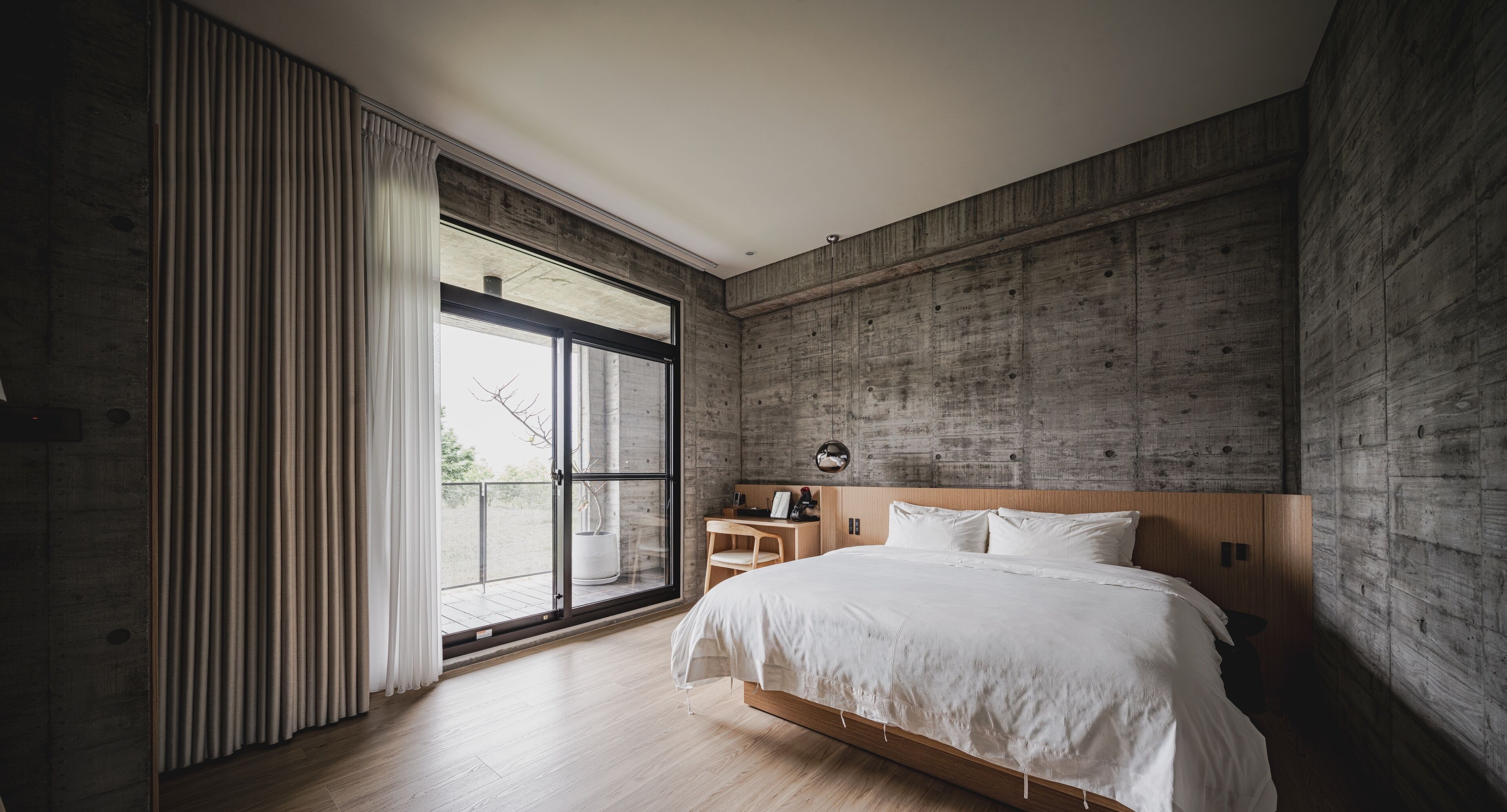 Quarto casal superior | Escrivaninha, espaço de trabalho para notebook, cortinas blackout