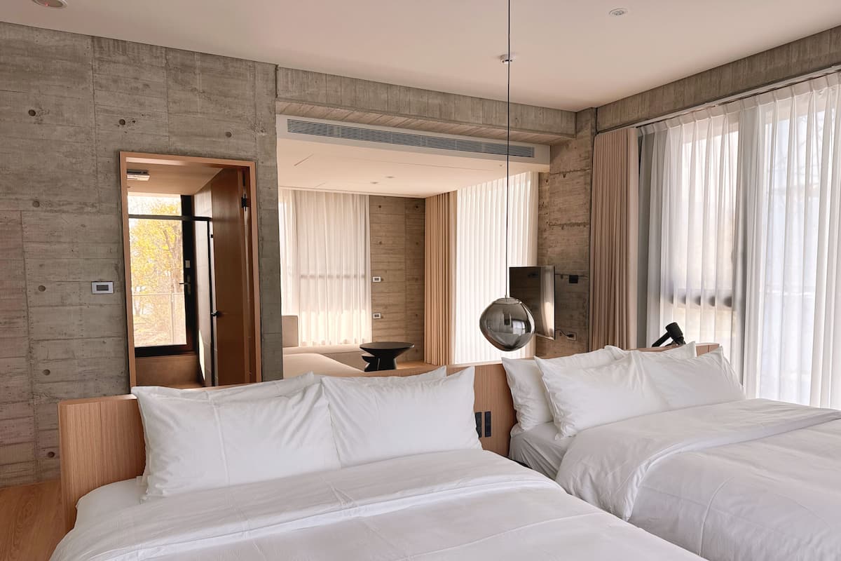 書桌、免費無線上網、床單