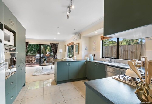 Stylish Coastal Living Near Auckland City & Malls