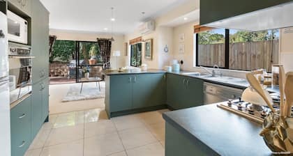 Stylish Coastal Living Near Auckland City & Malls