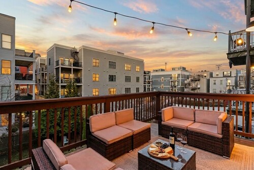 South Boston Dream 5BD/2Bath w/Sky Deck Near Airport