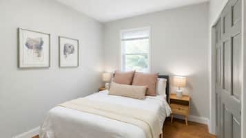 5 bedrooms, iron/ironing board, WiFi, bed sheets