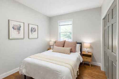 South Boston Dream 5BD/2Bath w/Sky Deck Near Airport