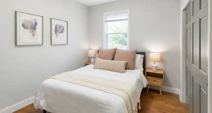 South Boston Dream 5BD/2Bath w/Sky Deck Near Airport