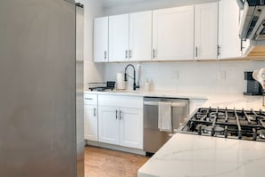 Microondas, horno, parrilla de estufa y lavavajillas