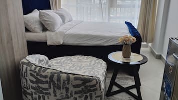 Tabla de planchar con plancha, wifi y ropa de cama