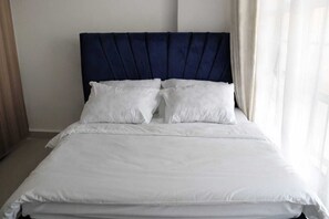 Tabla de planchar con plancha, wifi y ropa de cama 