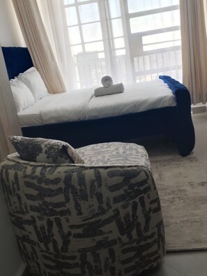 Tabla de planchar con plancha, wifi y ropa de cama 