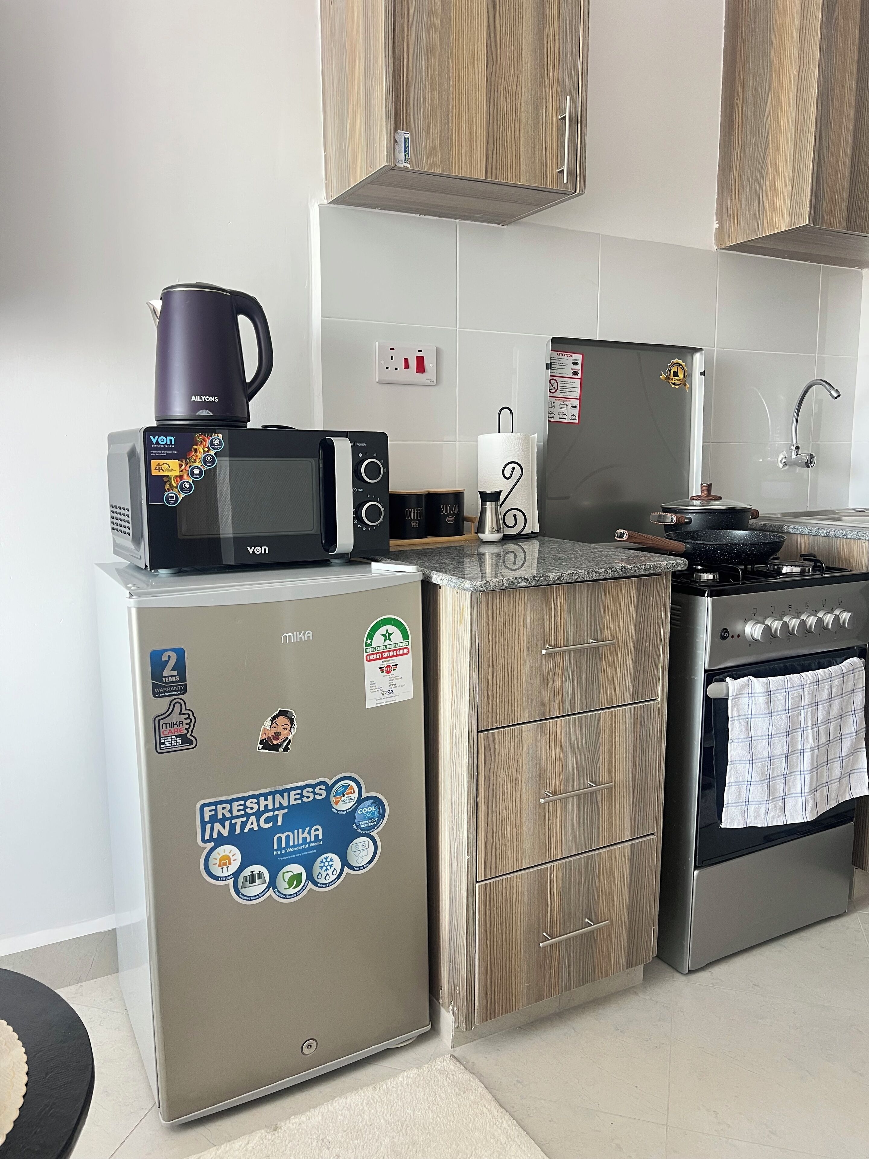 Refrigerador, microondas, horno y parrilla de estufa 