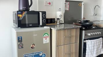 Refrigerador, microondas, horno y parrilla de estufa