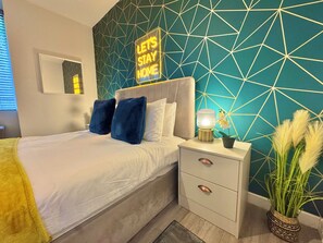 1 bedroom, iron/ironing board, free WiFi, bed sheets - Spacious Apartment - With Parking - Town Centre Location - Walk to Beach! (Bournemouth)