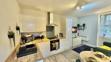 Réfrigérateur, four à micro-ondes, un four, surface de cuisson