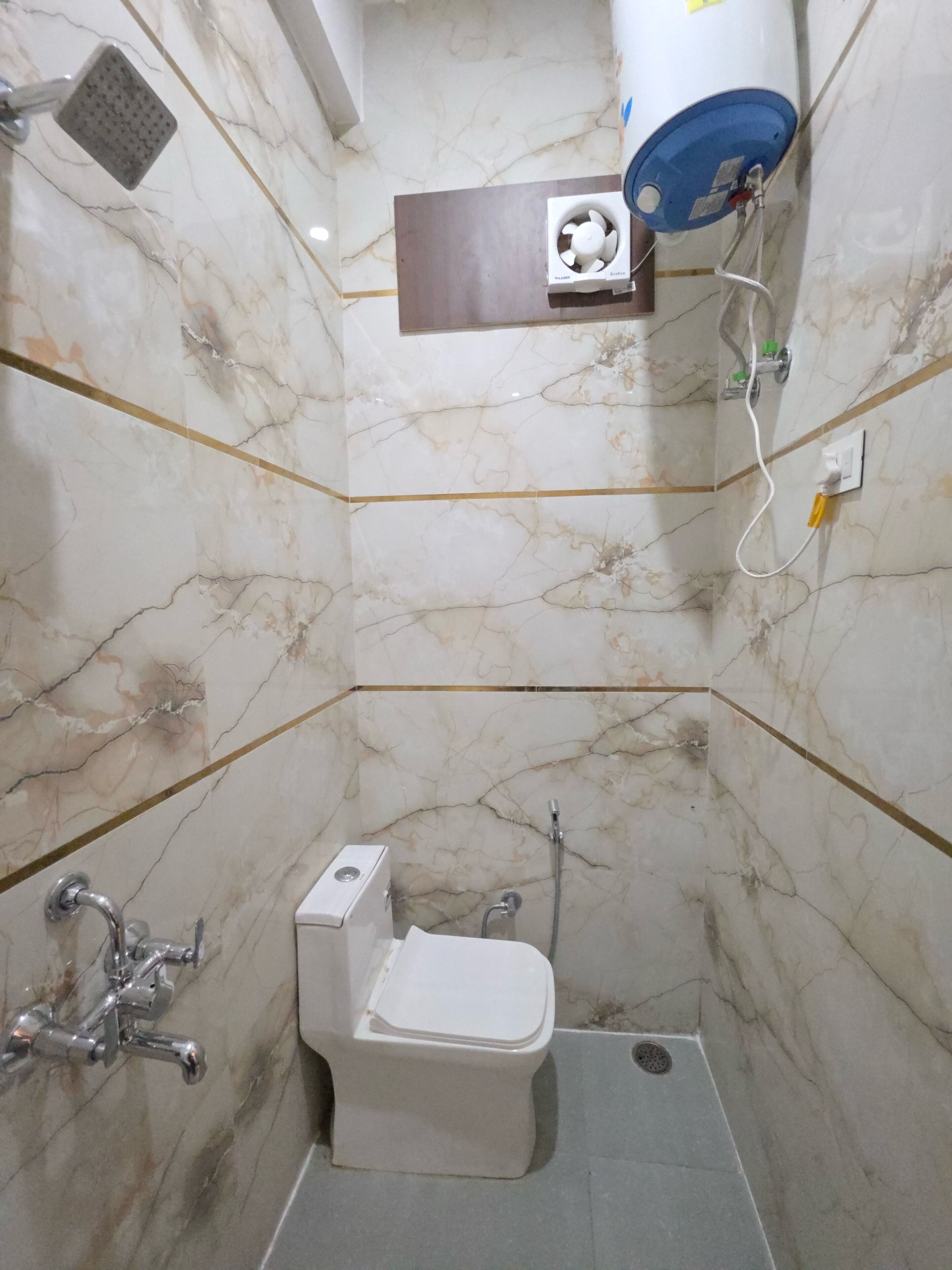 Dusche, Hausschuhe, Handtücher, Seife