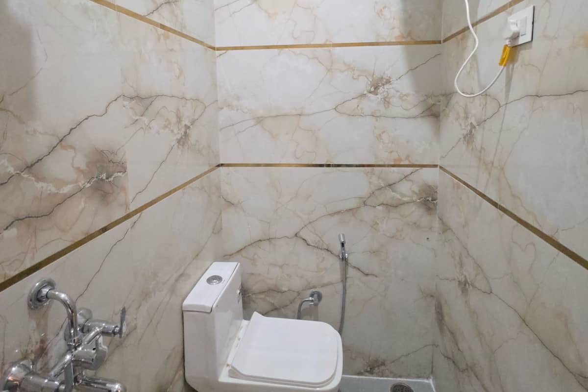 Dusche, Hausschuhe, Handtücher, Seife