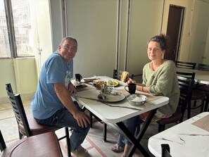 Ze serveren er ontbijt, lunch, diner en brunch 