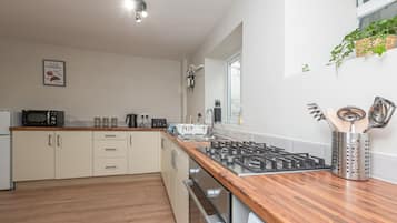 Réfrigérateur, micro-ondes, four, bouilloire électrique