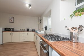 Fridge, microwave, oven, electric kettle - K Suites - Cozy 2 Bedroom with WiFi and Parking (Liversedge)