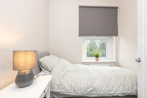 2 bedrooms, iron/ironing board, free WiFi, bed sheets - K Suites - Cozy 2 Bedroom with WiFi and Parking (Liversedge)