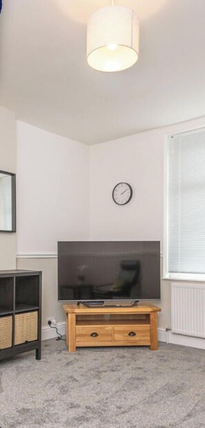 Interior - K Suites - Cozy 2 Bedroom with WiFi and Parking (Liversedge)