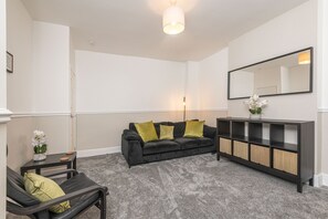 Smart TV - K Suites - Cozy 2 Bedroom with WiFi and Parking (Liversedge)