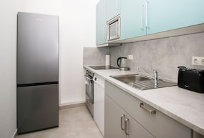 Réfrigérateur, micro-ondes, four, plaque de cuisson