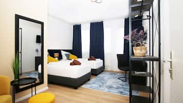 5 Schlafzimmer, Schreibtisch, Bügeleisen/Bügelbrett, Reisekinderbett