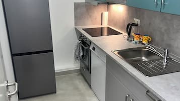 Kühlschrank, Mikrowelle, Ofen, Herdplatte