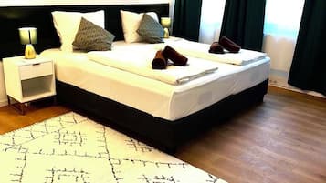 5 Schlafzimmer, Schreibtisch, Bügeleisen/Bügelbrett, Reisekinderbett