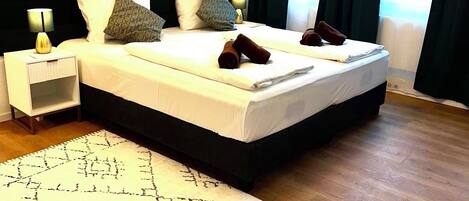 5 bedrooms, desk, iron/ironing board, travel crib