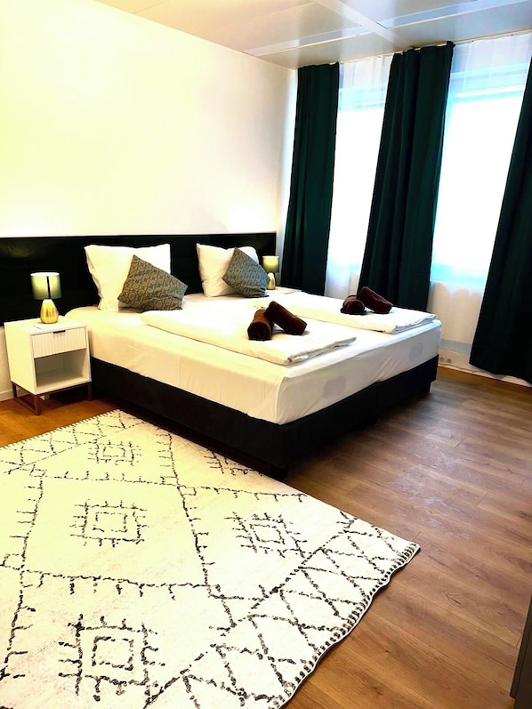 5 Schlafzimmer, Schreibtisch, Bügeleisen/Bügelbrett, Reisekinderbett