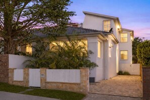 Exterior - Spacious 4BDR North Bondi House Near The Beach (North Bondi)