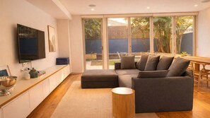 TV, offices - Spacious 4BDR North Bondi House Near The Beach (North Bondi)