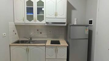 Comfort Triple Room, Balcony | Private kitchen