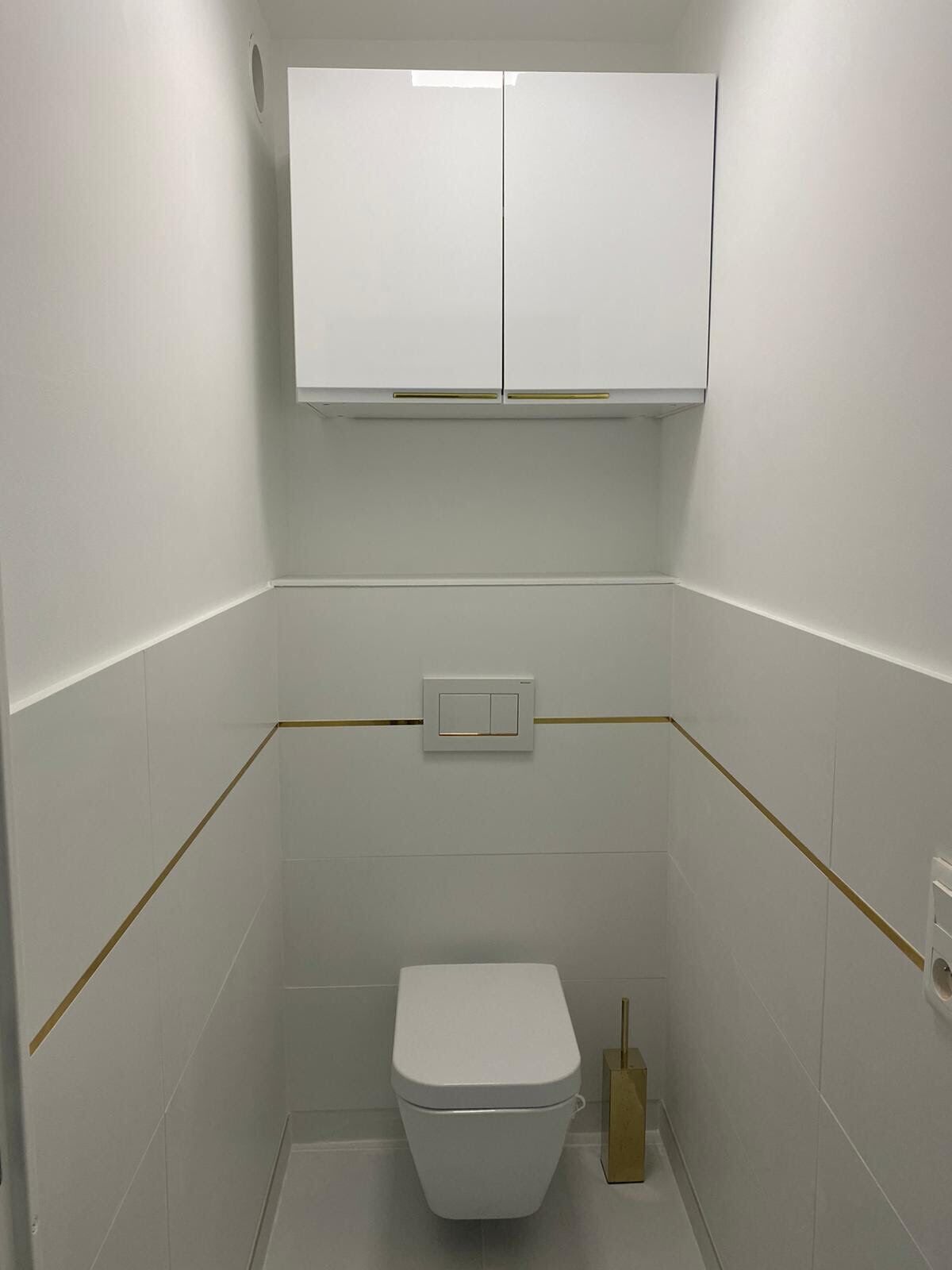 Sèche-cheveux, savon, papier toilette