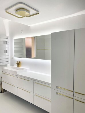 Sèche-cheveux, savon, papier toilette