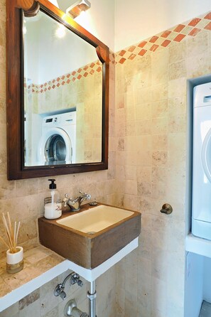 Shower, towels, soap, toilet paper - Relax in Casa Armonia: Stylish 2-room apartment near La Fustera beach (Benisa)