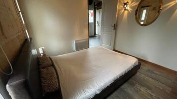 7 chambres, bureau, fer et planche Ă repasser, lit parapluie