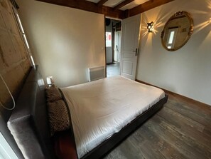 7 chambres, bureau, fer et planche à repasser, lit parapluie