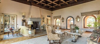 Luxury lakefront villa near Rome set in its own private park