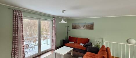 Televisie, een dvd-speler, boeken en een stereo