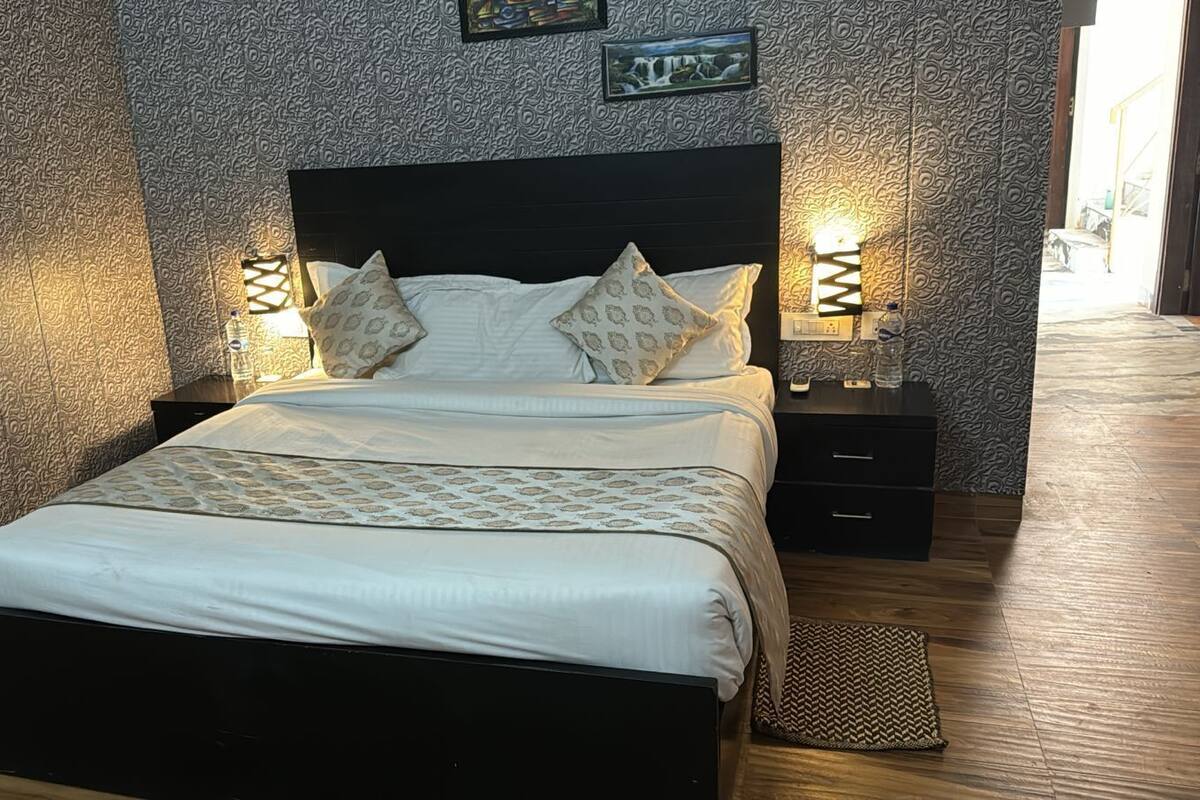 Deluxe Room | Rollaway beds (surcharge), WiFi (free), bed sheets